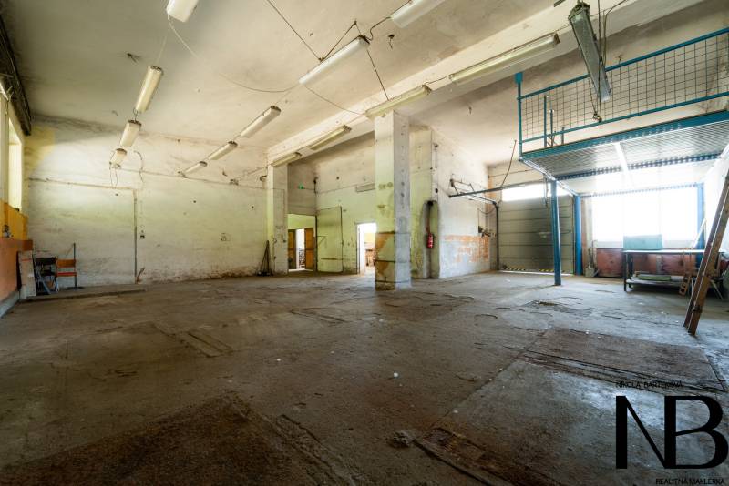 Geräumige Lager und Hallen mit hohen Decken und industrieller Beleuchtung, Trenčín, Kasárenská.