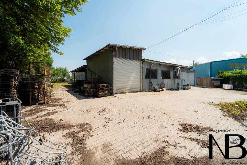 Industrieaußenbereich in der Kasárenská-Straße in Trenčín mit Gebäuden und Lagern.