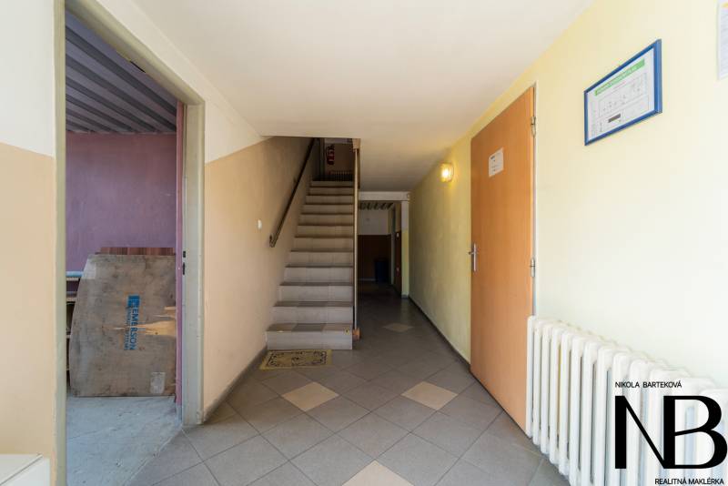 Eingangsflur mit Treppen, Türen und Heizkörper im Bereich Lager und Hallen.