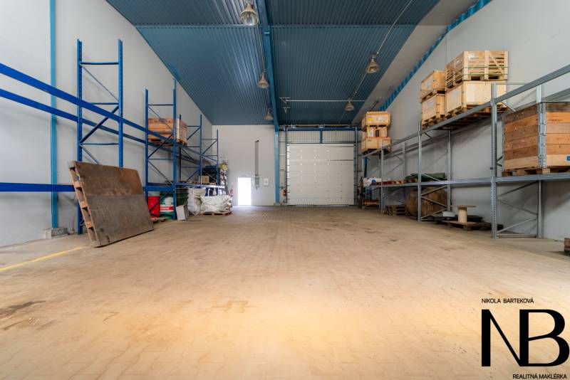 Innenräume von Lagern und Hallen mit Lagerregalen und Holzpaletten.