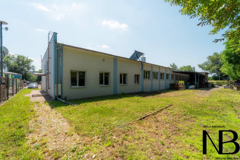 Lager- und Hallengebäude in der Kasárenská-Straße in Trenčín mit Umgebung und Grünflächen.