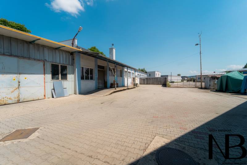 Industriegelände an der Kasárenská in Trenčín mit Lager- und Hallengebäuden.