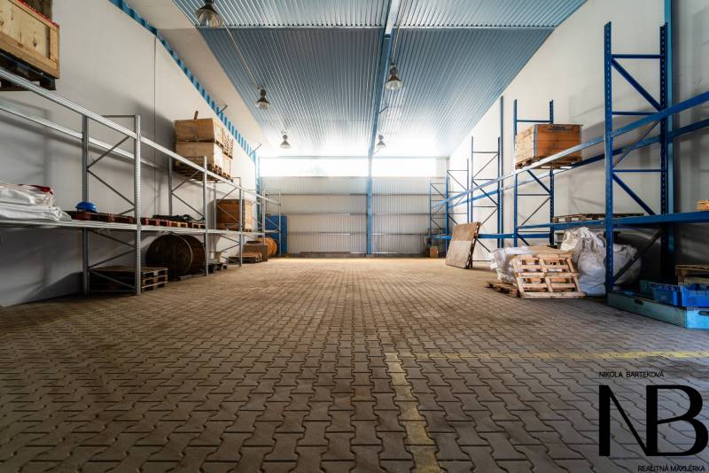 Lagerhäuser und Hallen mit Regalen und Paletten zur Lagerung von Materialien.