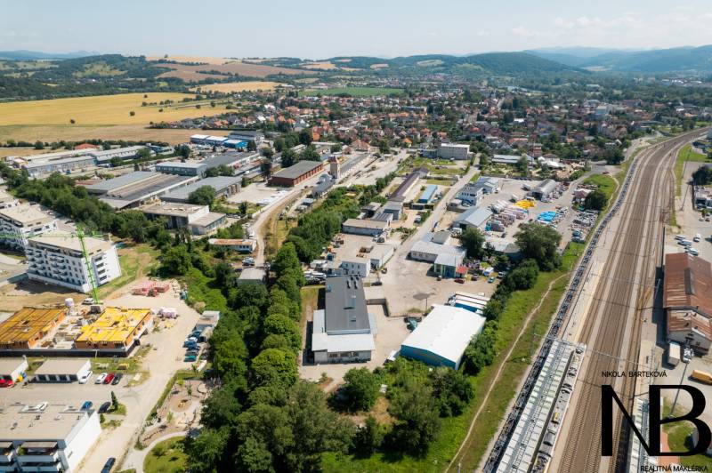 Luftaufnahme des Industriegebiets in der Kasárenská-Straße in Trenčín mit Lagerhäusern und Hallen.
