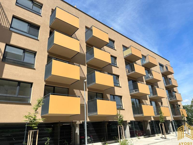 Wohngebäude mit Balkonen in der Sadova-Straße in Senica, in der Nähe von Garagen.