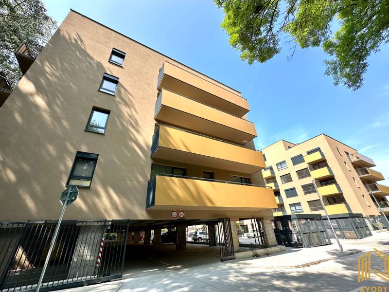 Wohnkomplex mit verglasten Balkonen, Garagen in Senica in der Sadová-Straße.