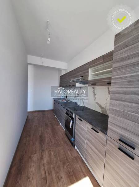 Küche in einer 2-Zimmer-Wohnung mit hellem Bodendesign und moderner Ausstattung.