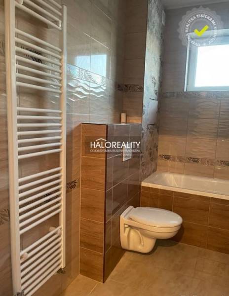 Badezimmer in einer 2-Zimmer-Wohnung mit Toilette, Badewanne und Handtuchheizkörper.