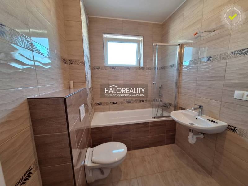 Badezimmer in einer 2-Zimmer-Wohnung mit Badewanne, Waschbecken und Toilette.