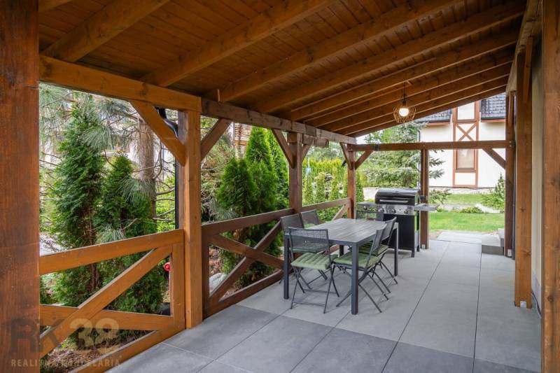 Holzterrasse mit Grill und Tisch im Ferienapartment in Starý Smokovec.