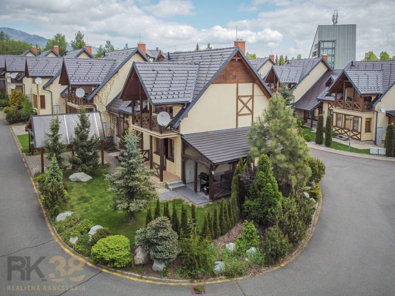 Ferienwohnungen in Starý Smokovec, umgeben von Grün, mit Blick auf die Berge.