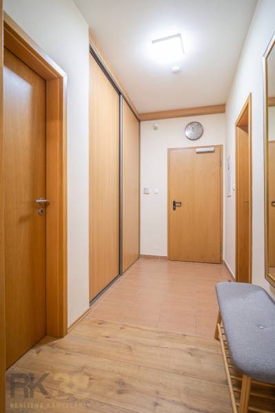 Flur mit Holztüren und Stauraum in einer Ferienwohnung.