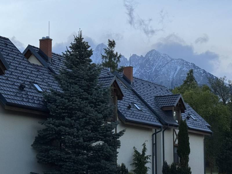 Ferienwohnung in Starý Smokovec mit Bergpanorama und schneebedeckten Gipfeln im Hintergrund.