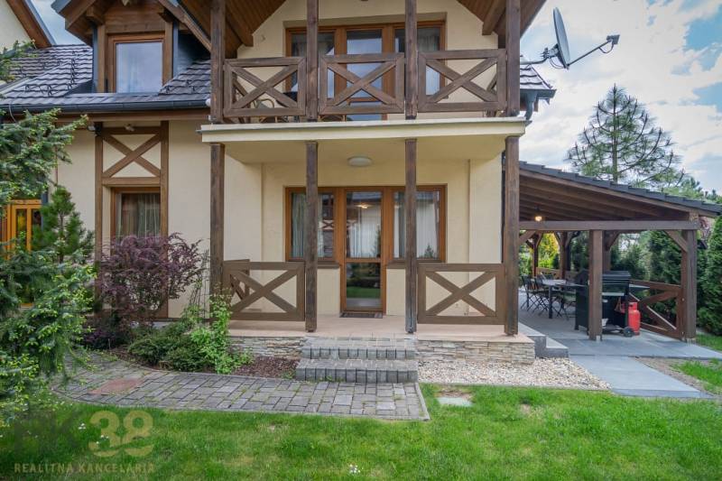 Ferienwohnung in Starý Smokovec mit Holzterrasse und gepflegtem Garten.