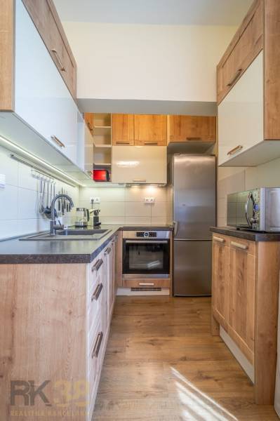 Küche in einer Ferienwohnung mit Holzboden und moderner Ausstattung.