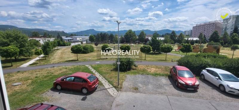 Parkplatz und Grünfläche mit Blick auf die Berge in Žiar nad Hronom.