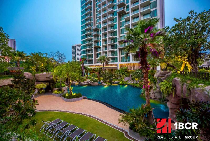 Wohnungsbau in Pattaya, mit Pool und tropischem Garten.