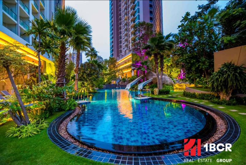 Ein Pool mit Grünflächen beim Bau von Wohnungen in Pattaya.