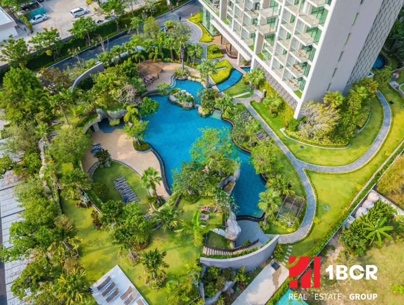 Luxuriöser Pool inmitten einer grünen Oase beim Bau von Wohnungen in Pattaya.
