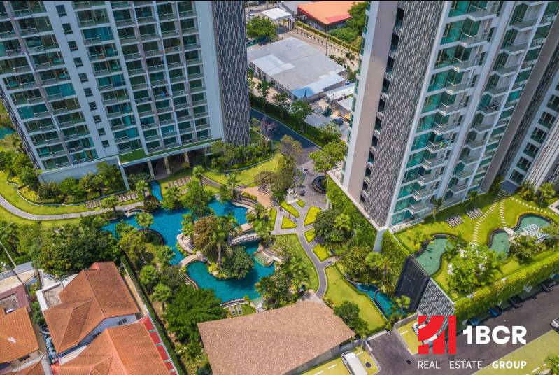 Wohnungsbau in der Stadt Pattaya, mit angelegten Gärten und Schwimmbädern bei den Wohngebäuden.