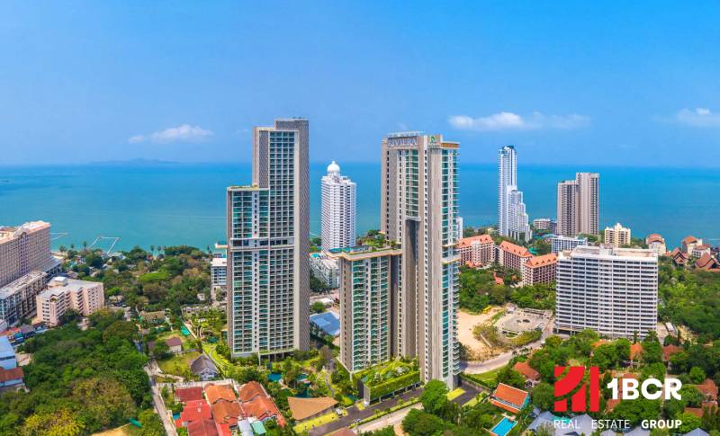 Wohnungsbau in Pattaya, Hochhäuser an der Küste mit Meerblick.