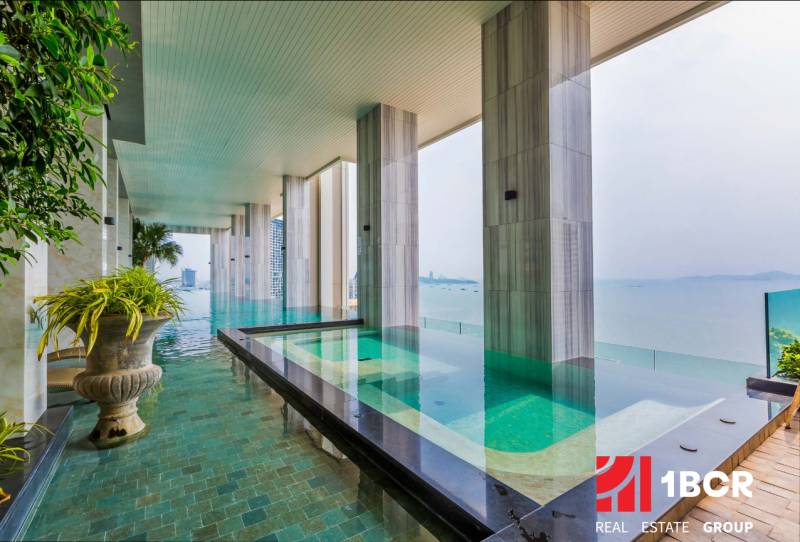 Ein Pool mit herrlichem Meerblick im Rahmen des Wohnungsbaus in Pattaya.