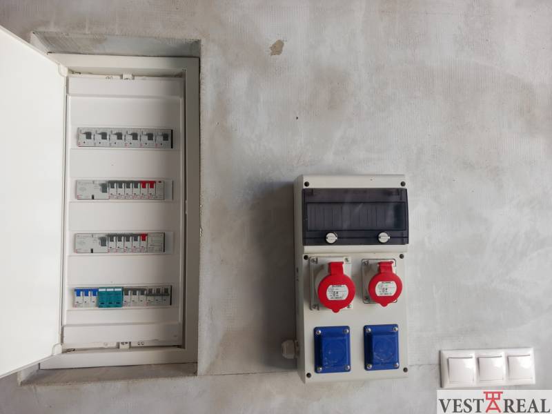 Elektrischer Verteilerkasten und Steckdosen im Einfamilienhaus.