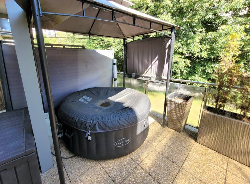 Whirlpool auf der Terrasse mit Sichtschutz und Pflanzen in einer 3-Zimmer-Wohnung in Banská Bystrica.
