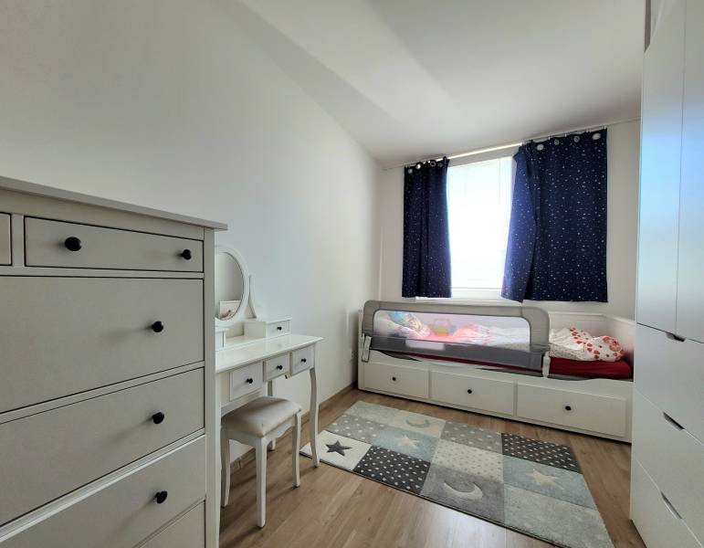 Kinderzimmer mit Bett, Kommode und Teppich in einer 3-Zimmer-Wohnung.