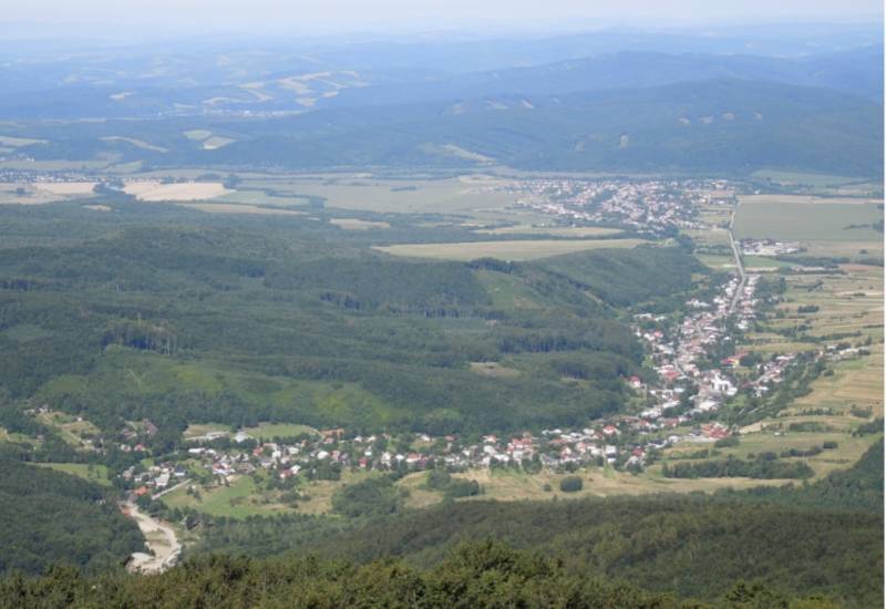 Luftaufnahme von landwirtschaftlichen und forstwirtschaftlichen Flächen rund um Zemplínske Hámre, Wälder und Dörfer.