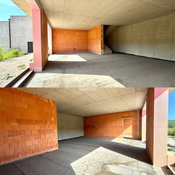 Kellerräume in einem Einfamilienhaus in Trnové, Žilina mit rohen Wänden und Betondecke.