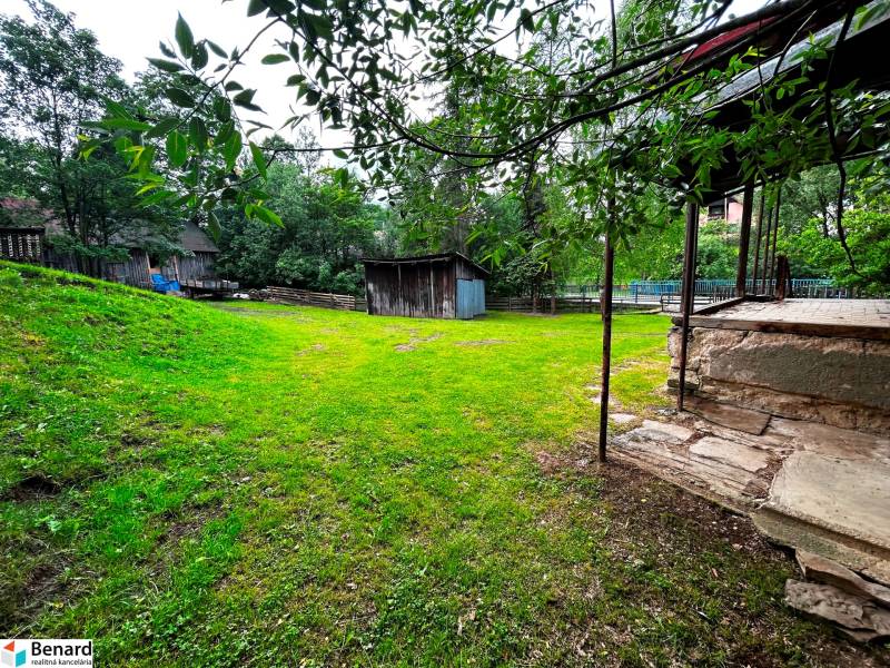 Der Garten des Einfamilienhauses in Veľká Lesná mit einem Holzpavillon und Rasen.