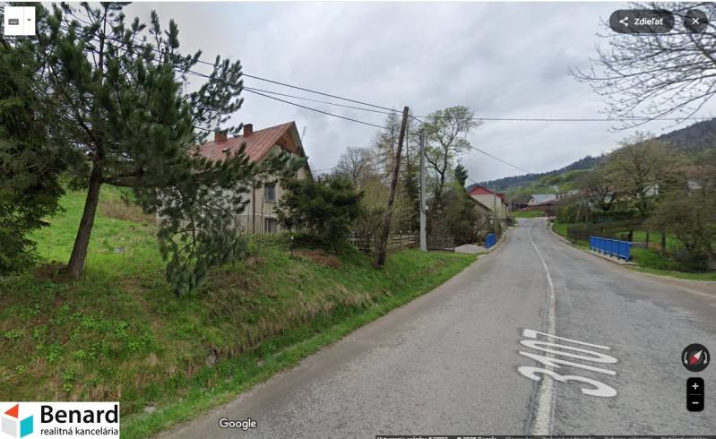 Ein Weg bei einem Einfamilienhaus im Dorf Veľká Lesná, umgeben von Grün und Bäumen.