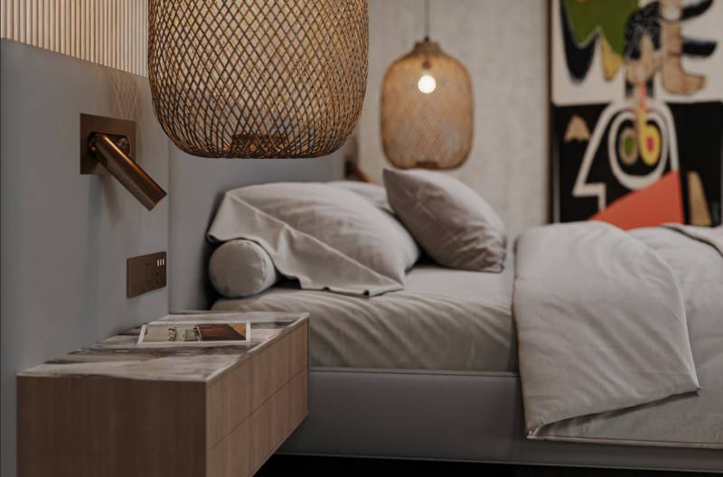 Schlafzimmer im Einfamilienhaus mit Bett, Nachttisch und Hängelampen.