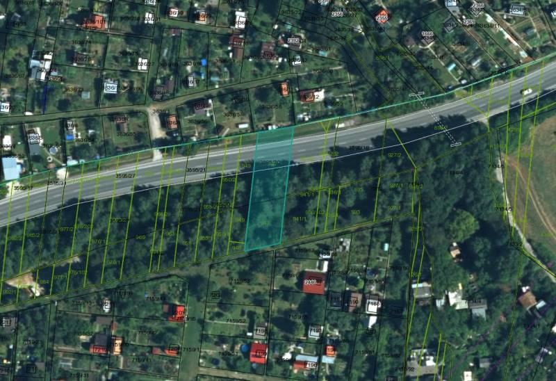 Satellitenbild von landwirtschaftlichen und forstwirtschaftlichen Flächen in Prievidza mit markanten Parzellengrenzen.
