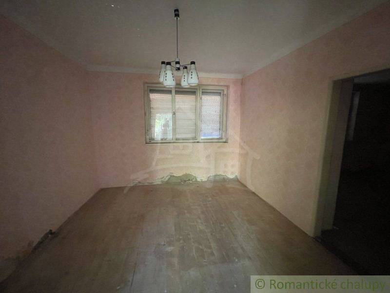Ein leerer Raum mit Holzboden, Licht und einem Fenster in einem Einfamilienhaus.
