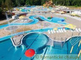 Wasserpark mit Rutschen und Pools in Štefanovičová, ideal für Sommererholung.