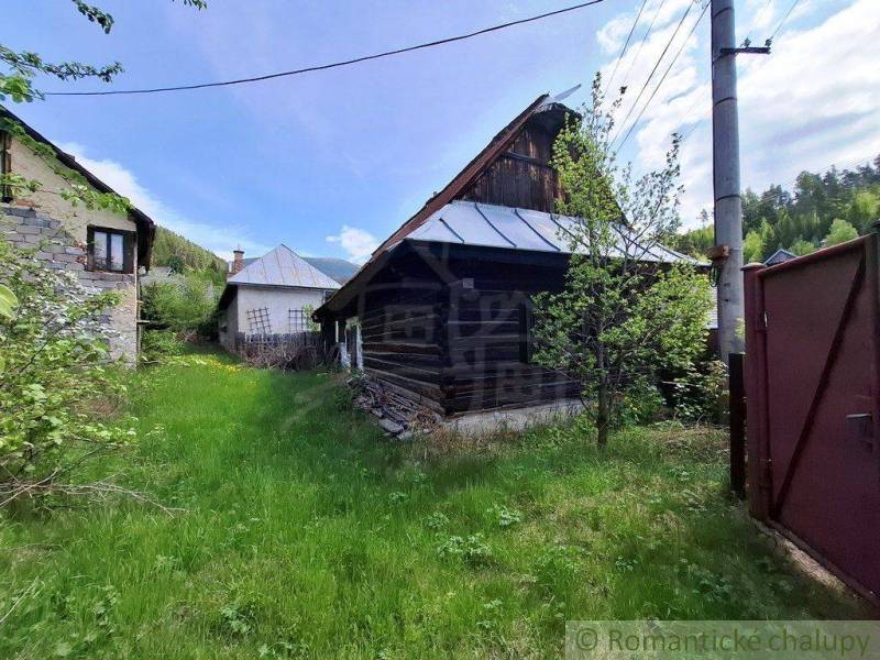 Ein Einfamilienhaus in Pohorelá mit traditioneller Holzkonstruktion und umgebendem Grün.