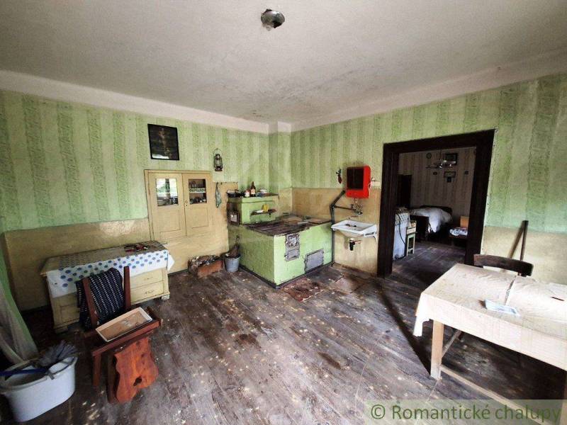 Traditionelle Küche eines Familienhauses mit Kachelherd und antiken Möbeln.