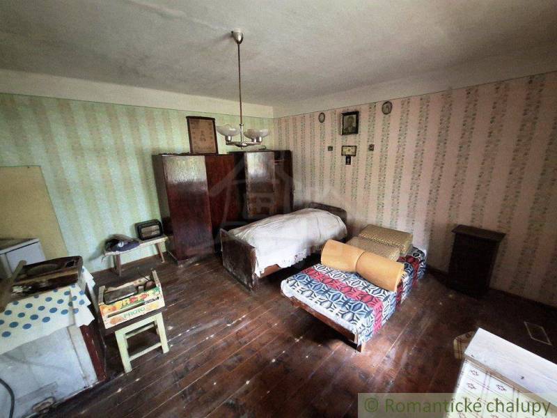 Ein Retro-Zimmer in einem Einfamilienhaus mit zwei Betten und Holzboden.