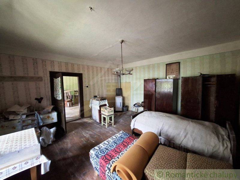 Ein Zimmer in einem Einfamilienhaus mit einem Bett, Möbeln und klassischer Dekoration.