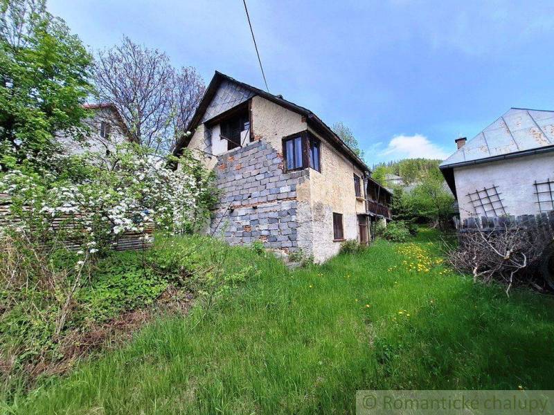 Ein älteres Familienhaus im Dorf Pohorelá, umgeben von Grün und Natur.