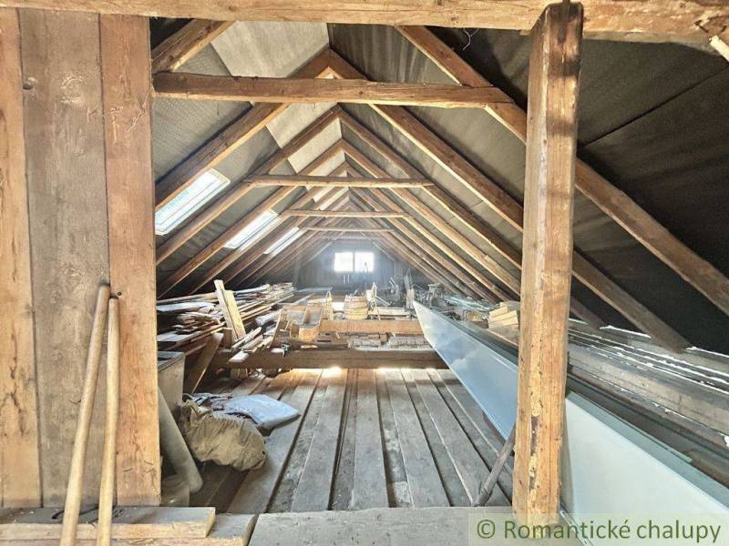 Der Dachboden eines Einfamilienhauses mit einem alten Holzrahmen und Stauraum.