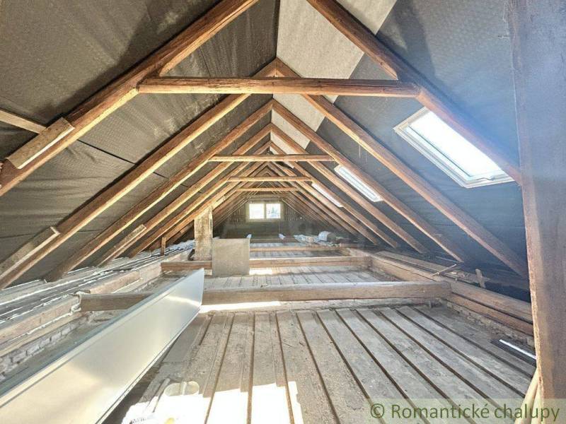 Das Dachgeschoss eines Einfamilienhauses mit Holzbalken und Dachfenstern in Spišská Nová Ves.