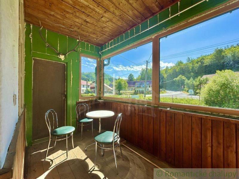 Eine verglaste Veranda in einem Einfamilienhaus mit Blick auf die Umgebung von Spišská Nová Ves.