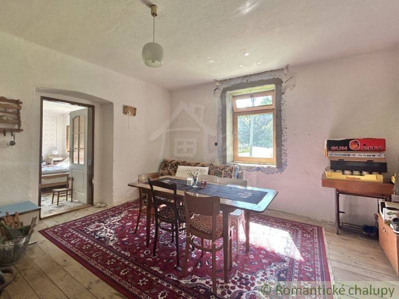 Esszimmer in einem Einfamilienhaus mit Holztisch und Teppich, ländliche Ausstattung.