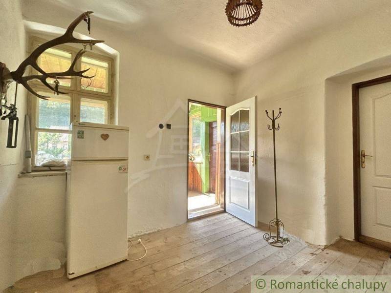 Interieur eines Einfamilienhauses mit antiken Elementen und einfacher Einrichtung.