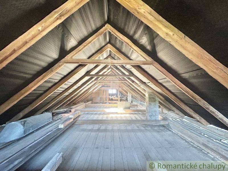 Dachboden in einem Einfamilienhaus mit Holzbalken ohne Dachbodenausbau.