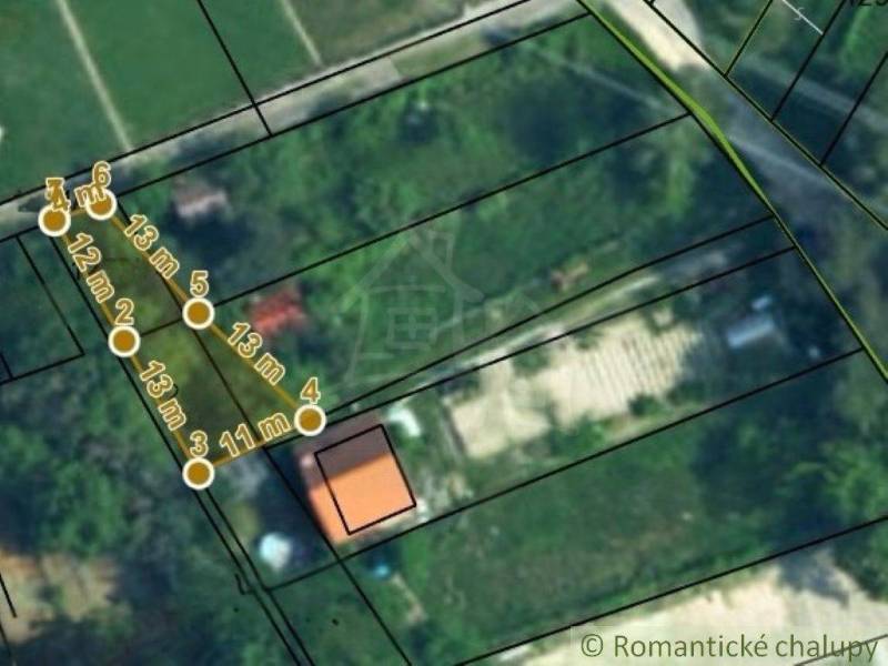 Luftaufnahme der Immobilie in den Gärten von Malacky mit markierten Grundstücksgrenzen.