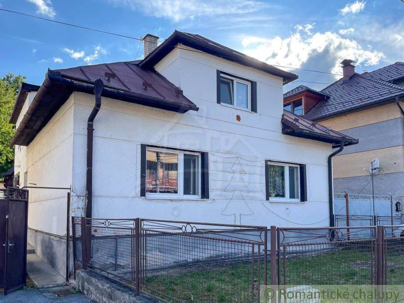 Ein Einfamilienhaus in Sielnica mit weißer Fassade und schrägem Dach.